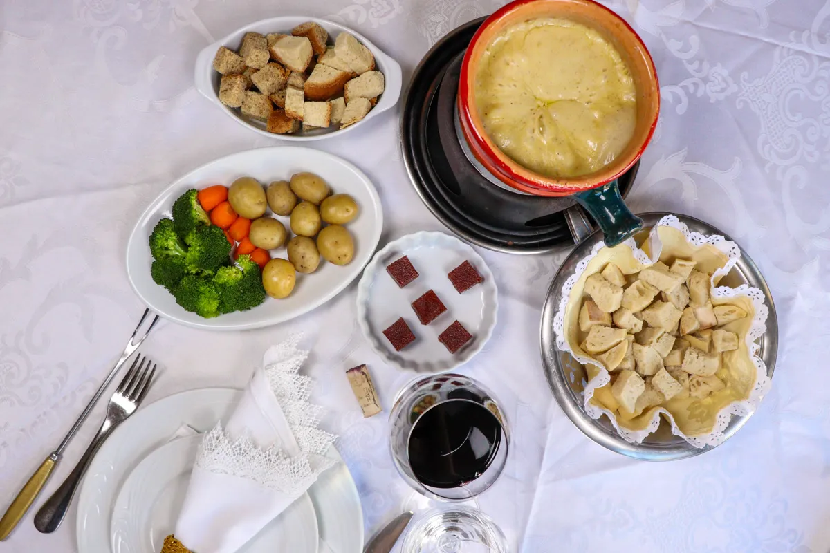 Mesa posta no Le Chalet de la Fondue para as ceias de Natal e Réveillon